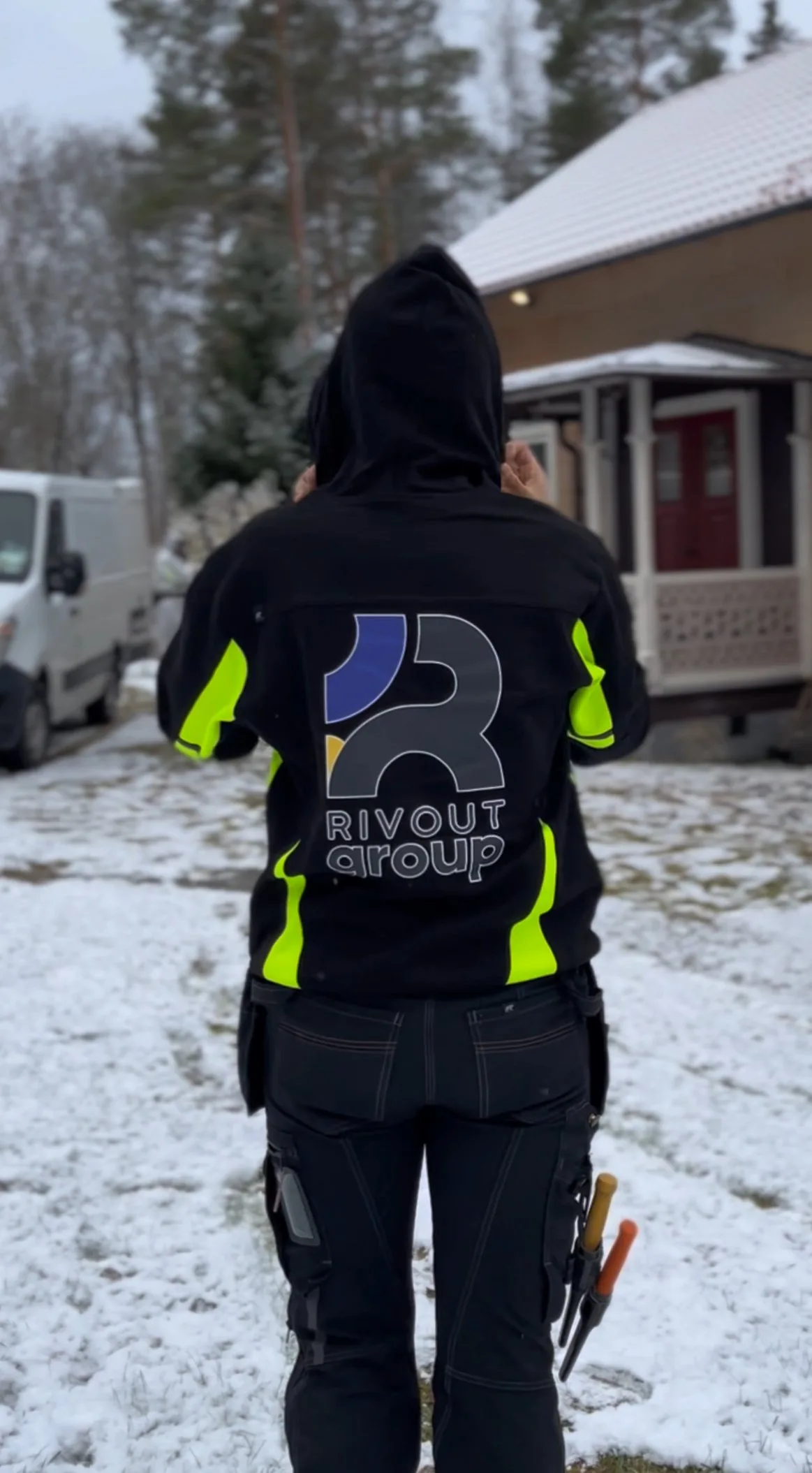 Medarbetare från Rivout Group ute i fält på ett projekt